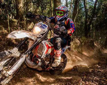 Piloto em pista de terra em enduro de regularidade